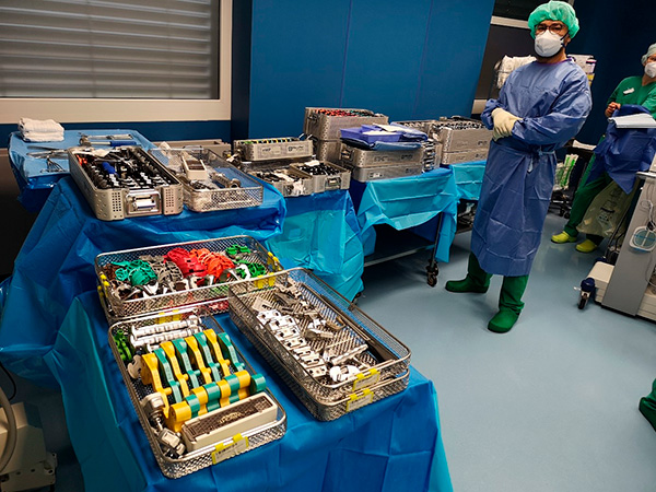 Vorbereitung Instrumente auf einen Revisionseingriff bei Knieprothese