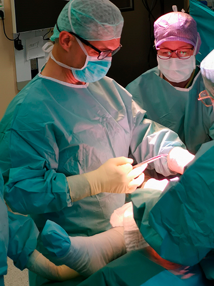 Dr. Hedrich bei endoprothetischer Operation