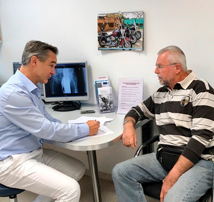 Dr. Hedrich im Patientenaufklärungsgespräch (Quelle Dr. D. Hedrich)