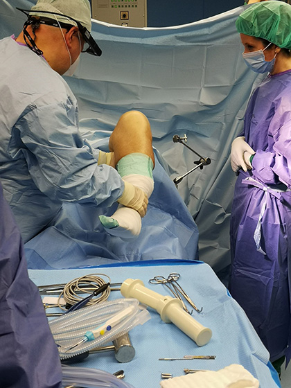 Ausrichtung der Beinachsen während Knieoperation (AR-Brille)
